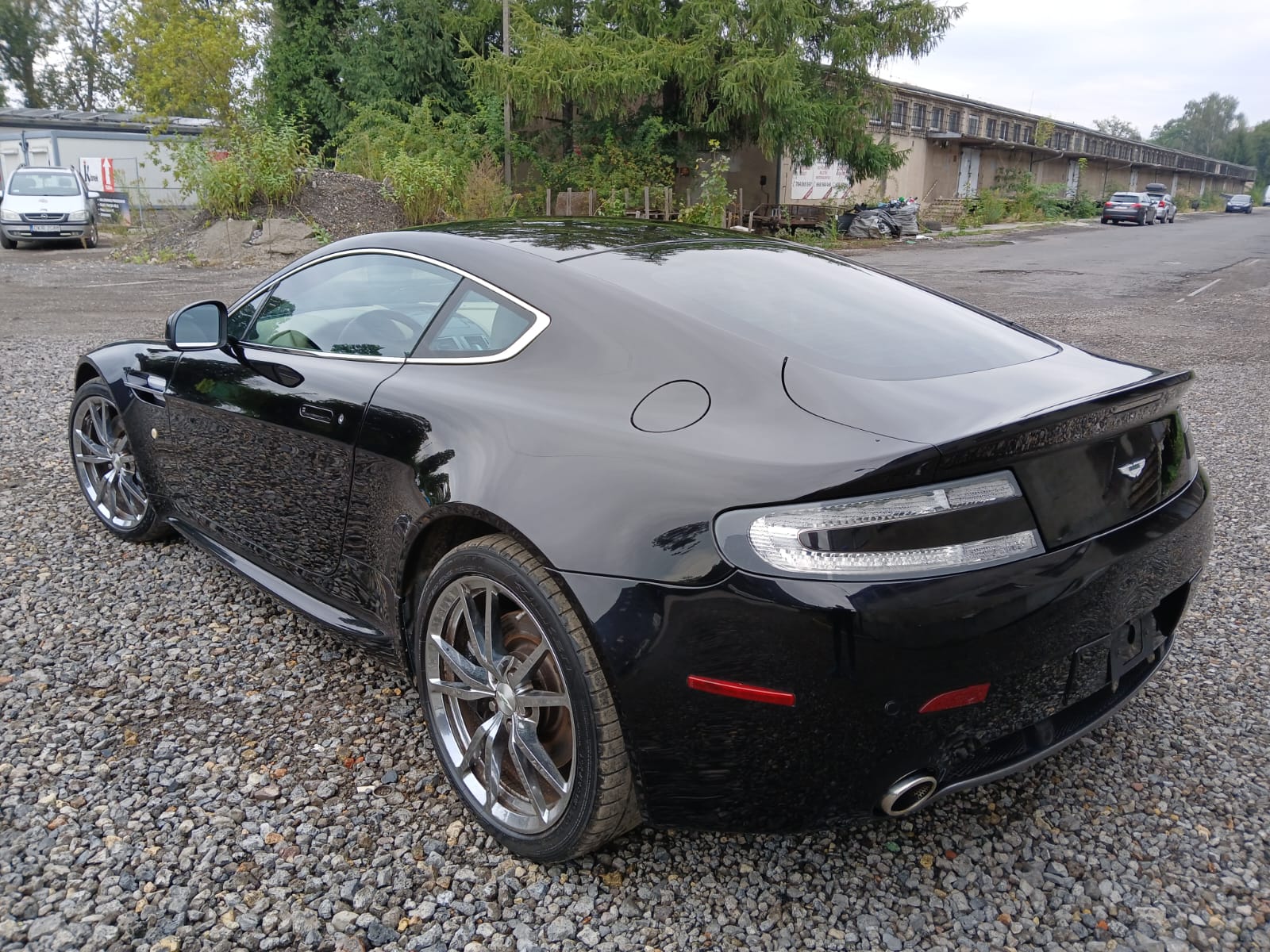 Aston Martin Vantage V8