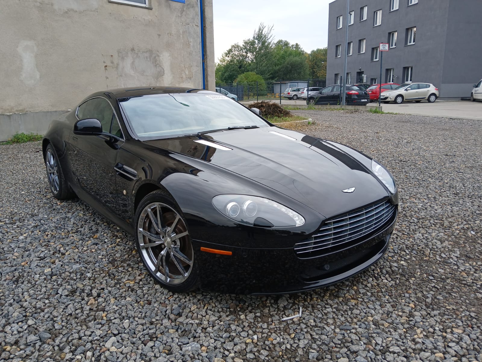 Aston Martin Vantage V8