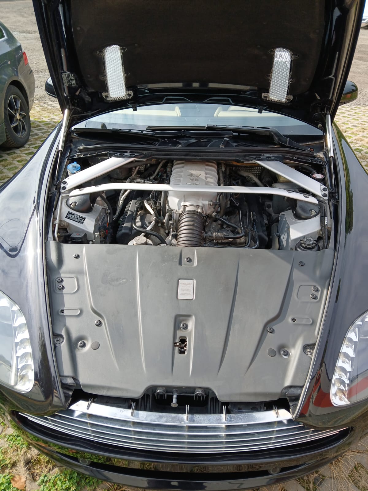 Aston Martin Vantage V8