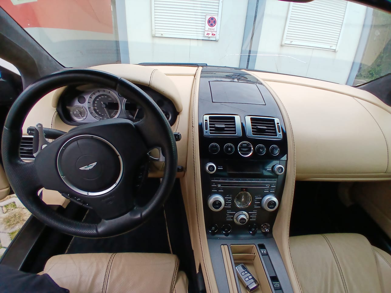 Aston Martin Vantage V8