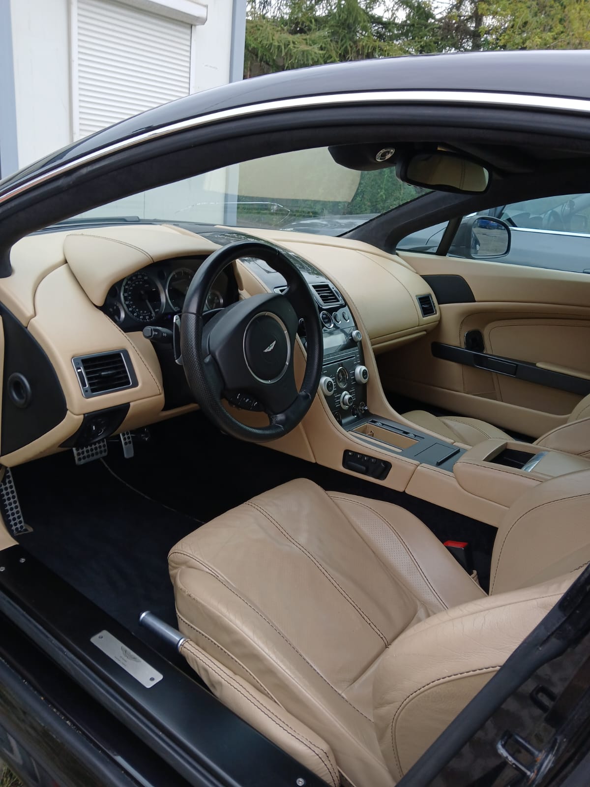 Aston Martin Vantage V8