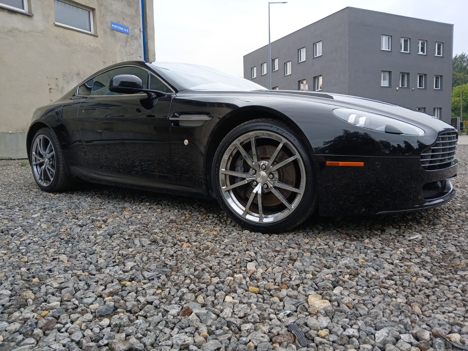Aston Martin Vantage V8