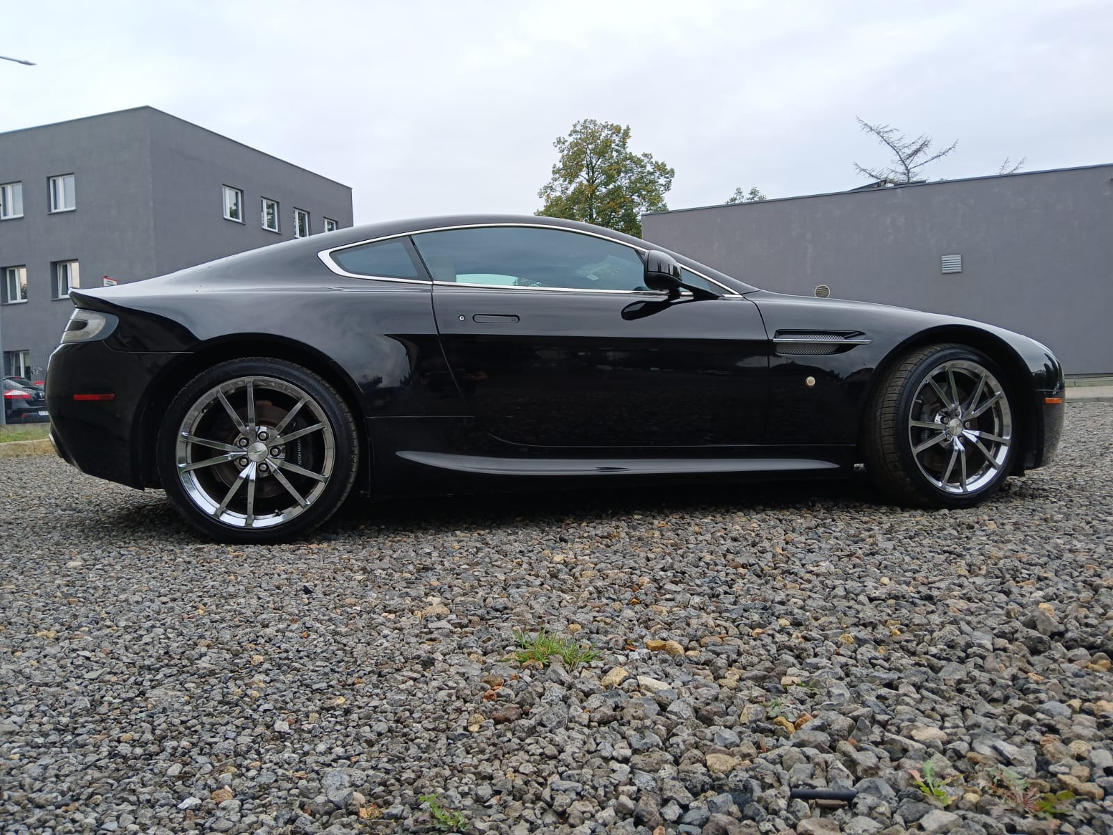 Aston Martin Vantage V8