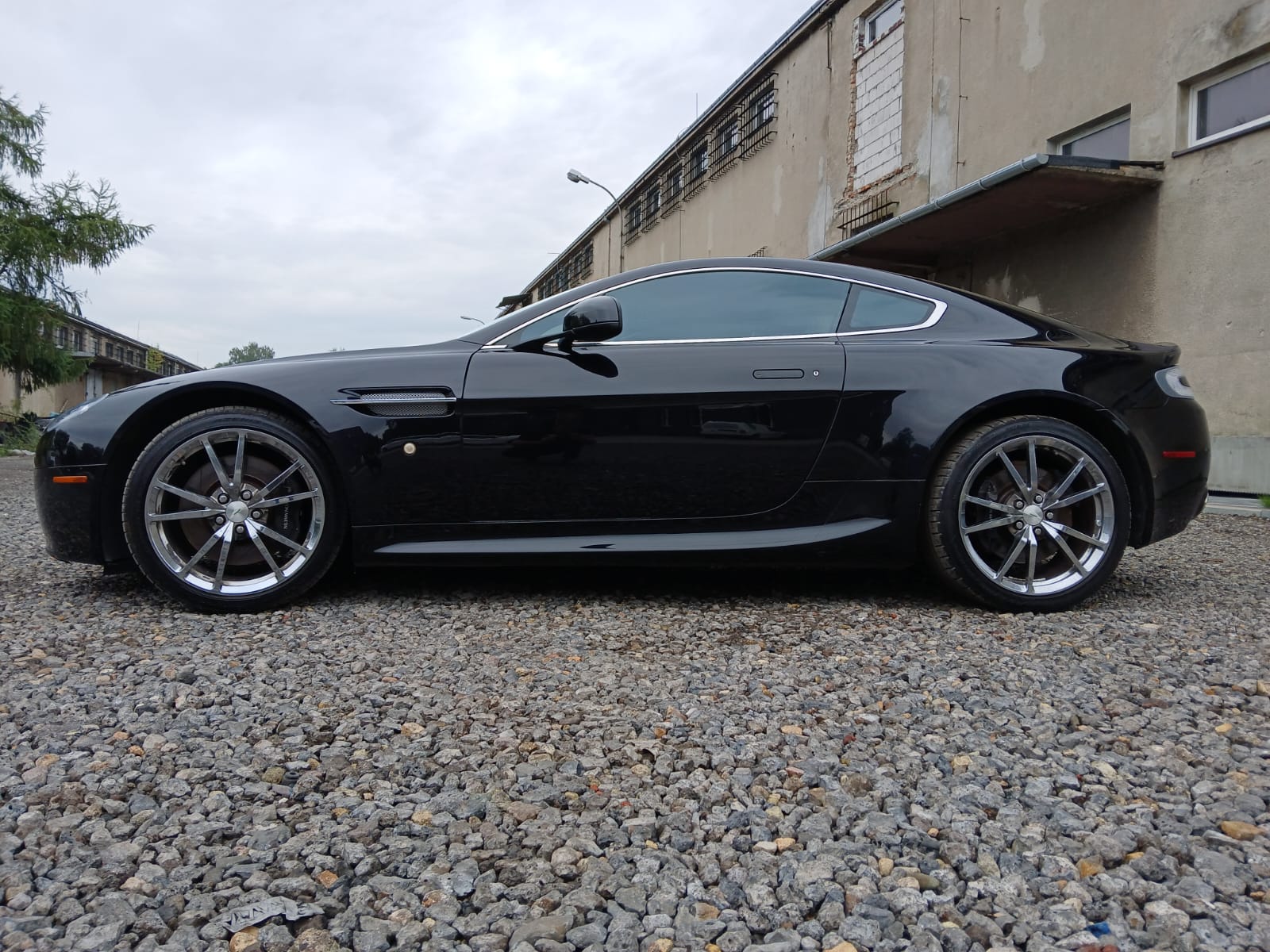 Aston Martin Vantage V8