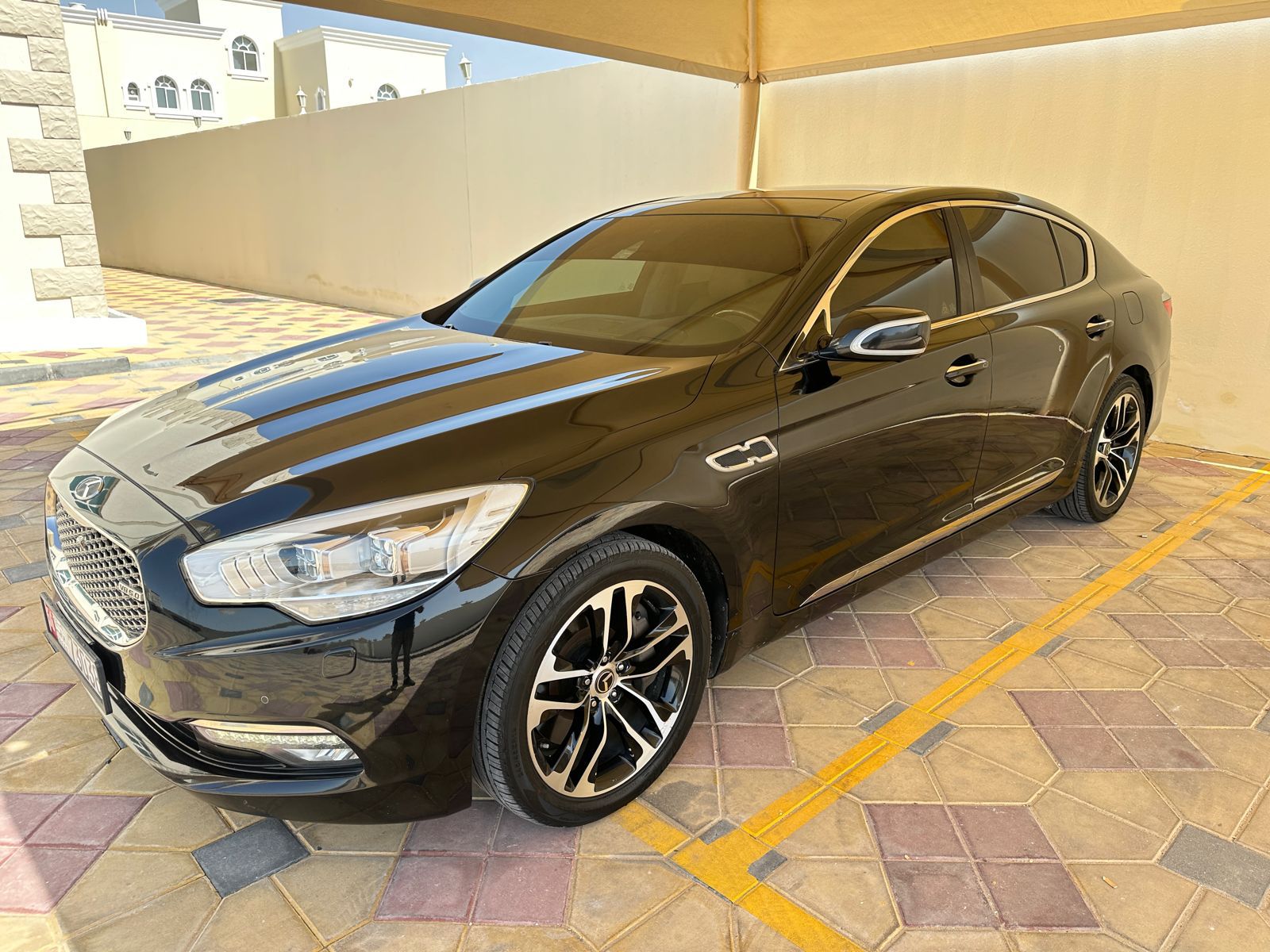 KIA Quoris V8