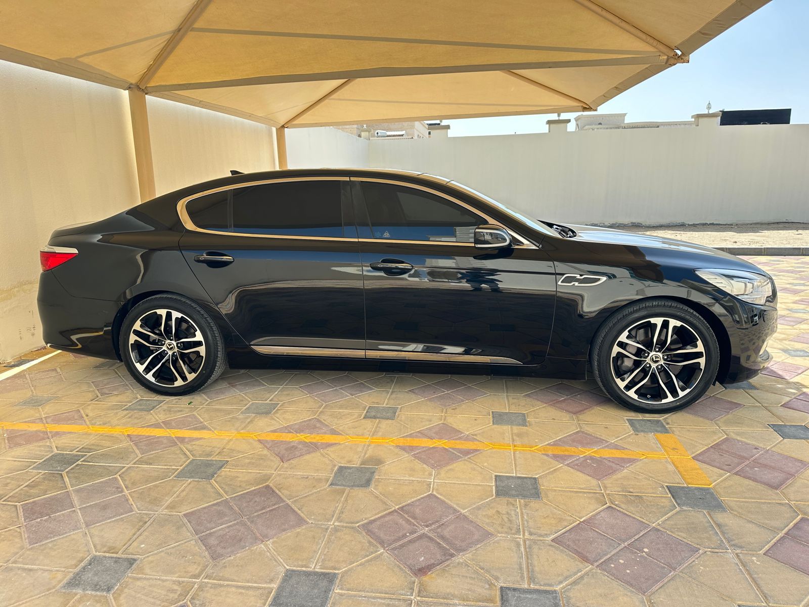 KIA Quoris V8