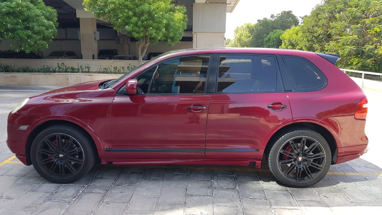 Porsche cayenne red