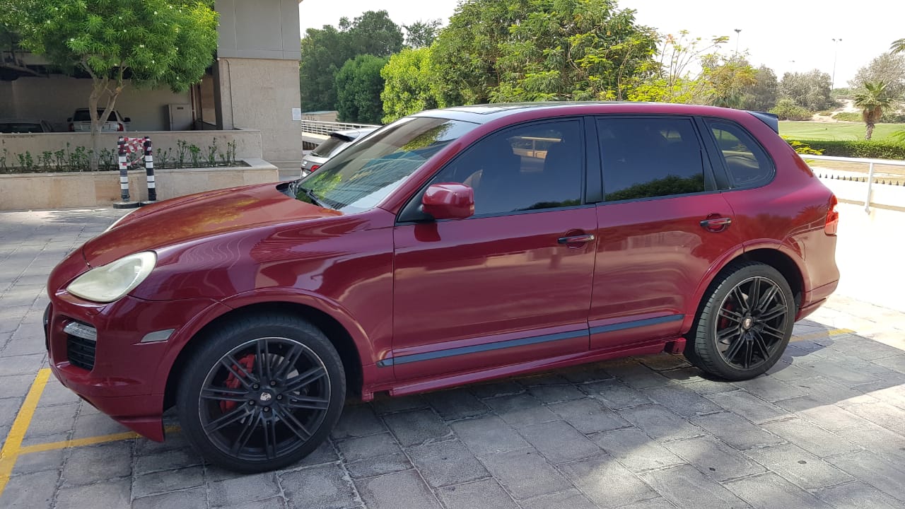 Porsche cayenne red